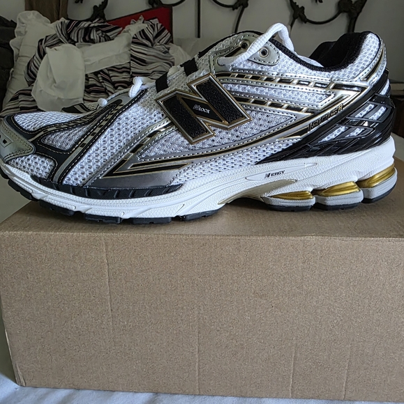 New Balance FIRE! NIB! 1906R in Black/Gold/White. Sz 11. R2S!! - Picture 5 of 13